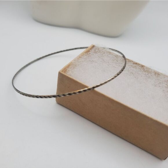 Raised edge slider bracelet unisex staple piece for wardrobe - Picture 1 of 3